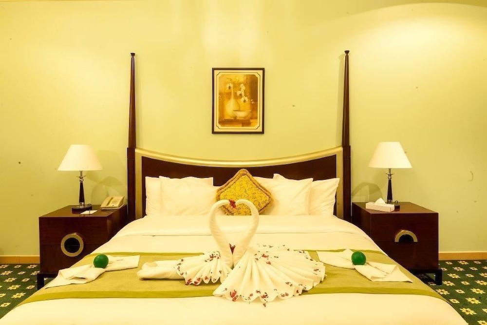 Royal Beach Resort & Spa Sharjah Bagian luar foto