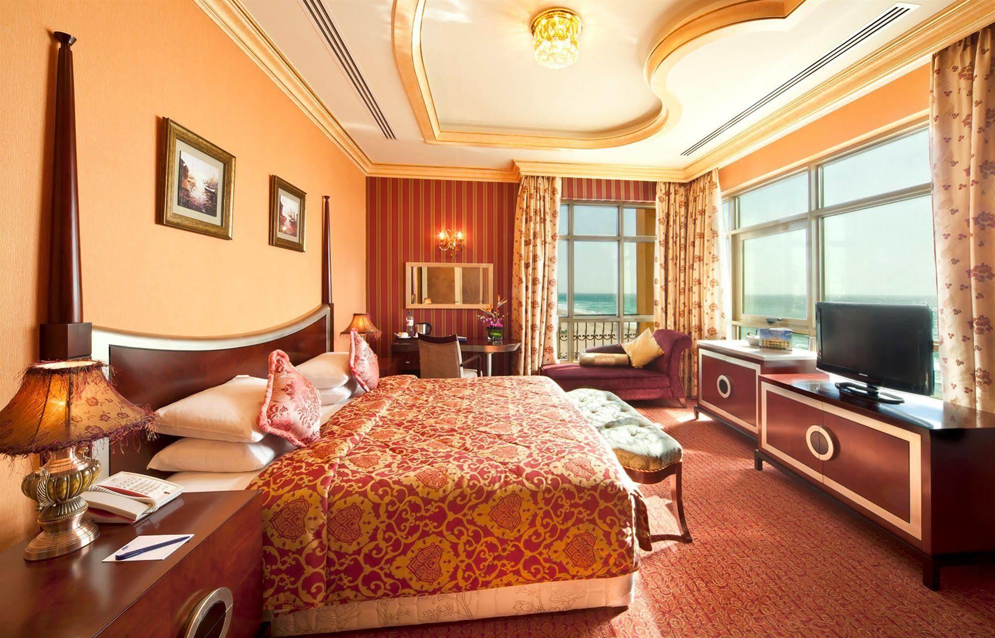 Royal Beach Resort & Spa Sharjah Bagian luar foto