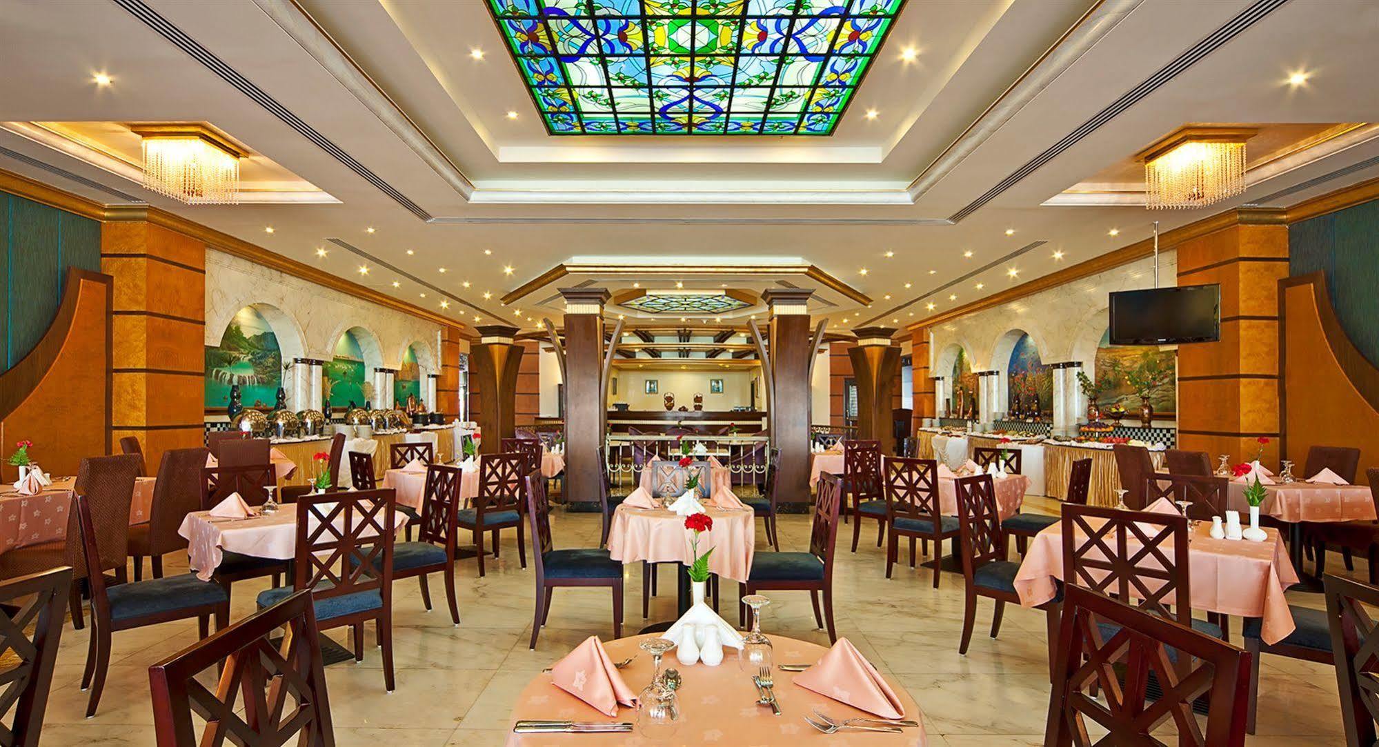 Royal Beach Resort & Spa Sharjah Bagian luar foto